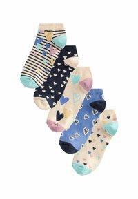 Conjunto de cinco pares de calcetines tobilleros con varios patrones de corazones. Los colores incluyen navy, beige y tonos pastel. El material parece suave y elástico.