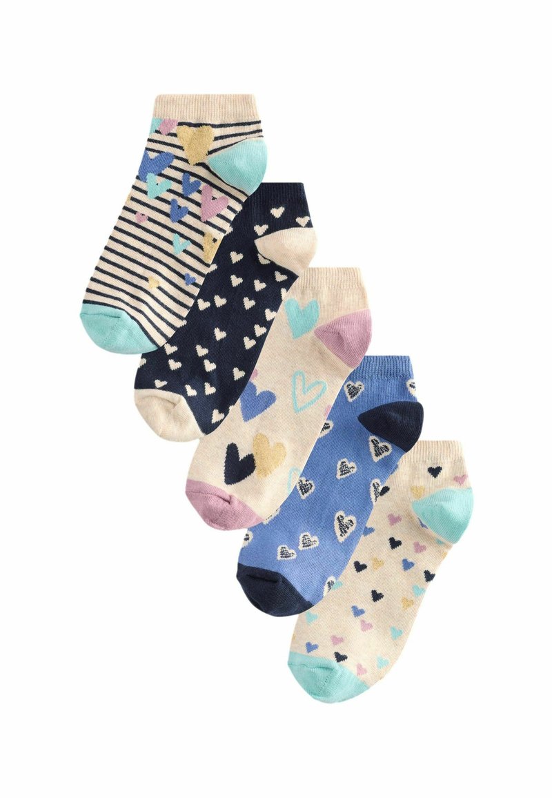 Conjunto de cinco pares de calcetines tobilleros con varios patrones de corazones. Los colores incluyen navy, beige y tonos pastel. El material parece suave y elástico.