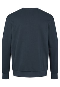 Mörkblå sweatshirt med rund halsringning och långa ärmar, ribbade muddar och fåll, tillverkad av ett mjukt, texturerat tyg. Bakifrån syns en slät design.