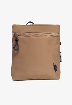 Sac bandoulière rectangulaire beige avec une fermeture éclair sur le dessus, tirette bleu marine et petit logo brodé de cavalier en bas à droite.
