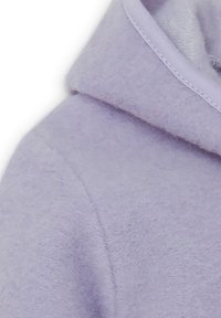 Giacca in fleece con cappuccio lavanda, dal tessuto morbido e dalla finitura liscia. Presenta un colletto ripiegato e dettagli di cucitura discreti lungo i bordi.