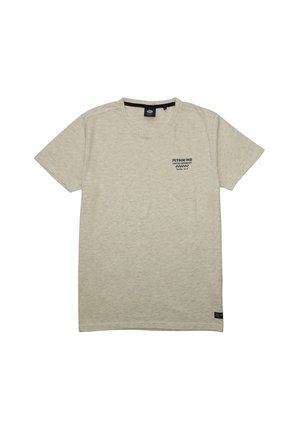 Camiseta de manga corta gris claro hecha de un tejido suave y texturizado. Presenta un pequeño logo negro en el pecho y una etiqueta de marca en el dobladillo.