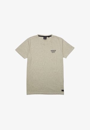 Camiseta de manga corta gris claro hecha de un tejido suave y texturizado. Presenta un pequeño logo negro en el pecho y una etiqueta de marca en el dobladillo.