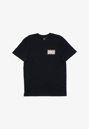 Schwarzes Baumwoll-T-Shirt mit kurzen Ärmeln und Rundhalsausschnitt. Grafischer Text in Weiß und Orange mit der Aufschrift "DEUS" im linken Brustbereich.