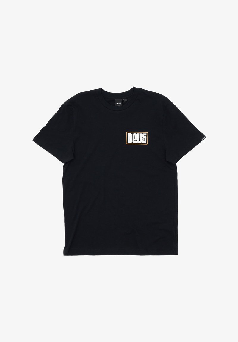 Schwarzes Baumwoll-T-Shirt mit kurzen Ärmeln und Rundhalsausschnitt. Grafischer Text in Weiß und Orange mit der Aufschrift "DEUS" im linken Brustbereich.