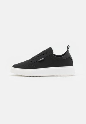 SNEAKER WHEATON IN RECYCLED NUBUCK LEATHER AND 3D LOGO PATCH - Zapatillas - black