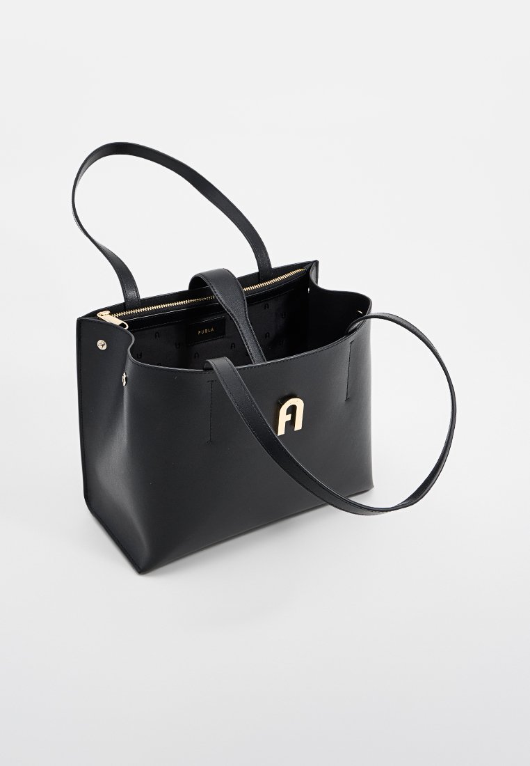 Borsa tote in pelle nera con forma strutturata, zip dorata, manici superiori doppi e un logo dorato in evidenza sul davanti. Interno foderato.