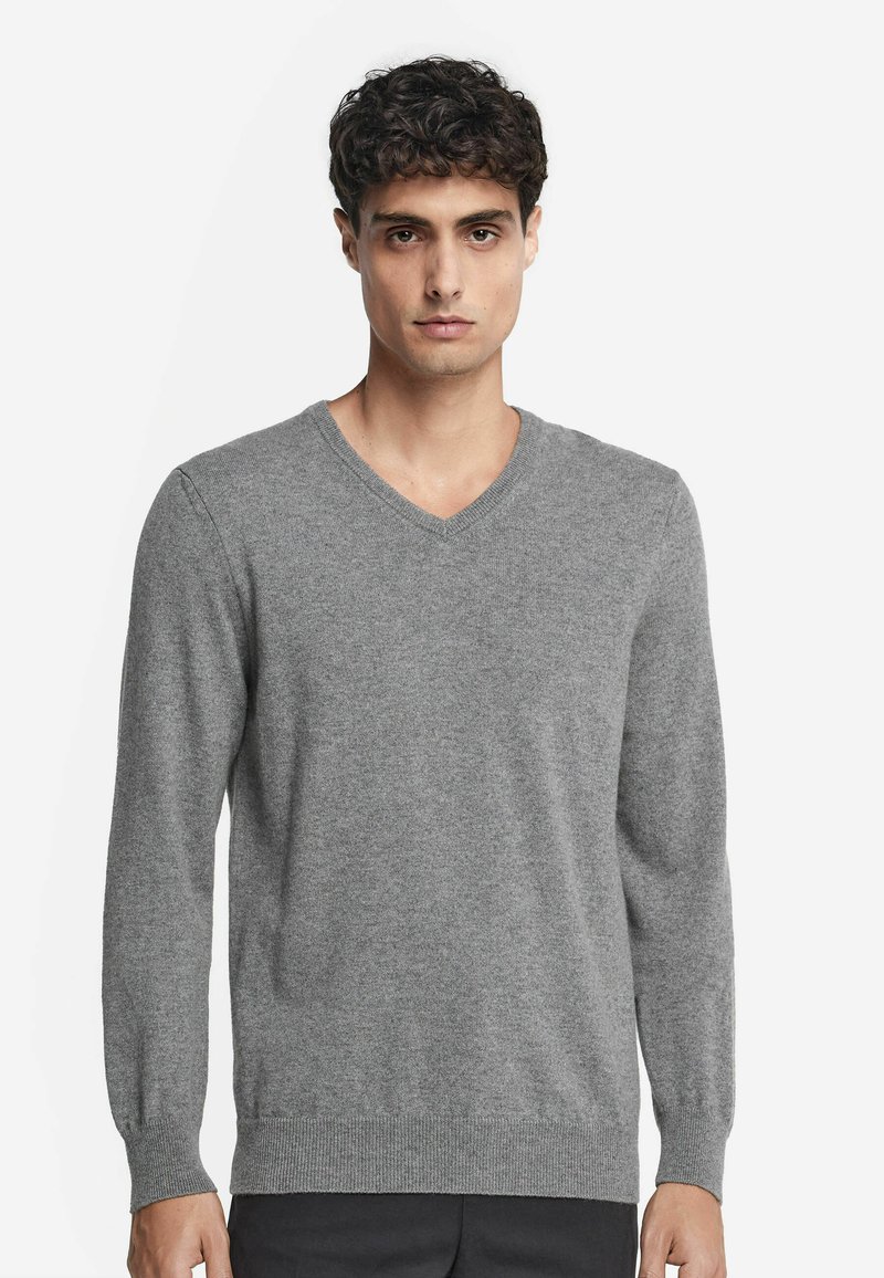 Grau V-Ausschnitt Pullover mit langen Ärmeln, aus weichem Stoff. Mit gerippten Bündchen und Saum, die eine glatte, gleichmäßige Textur zeigen.