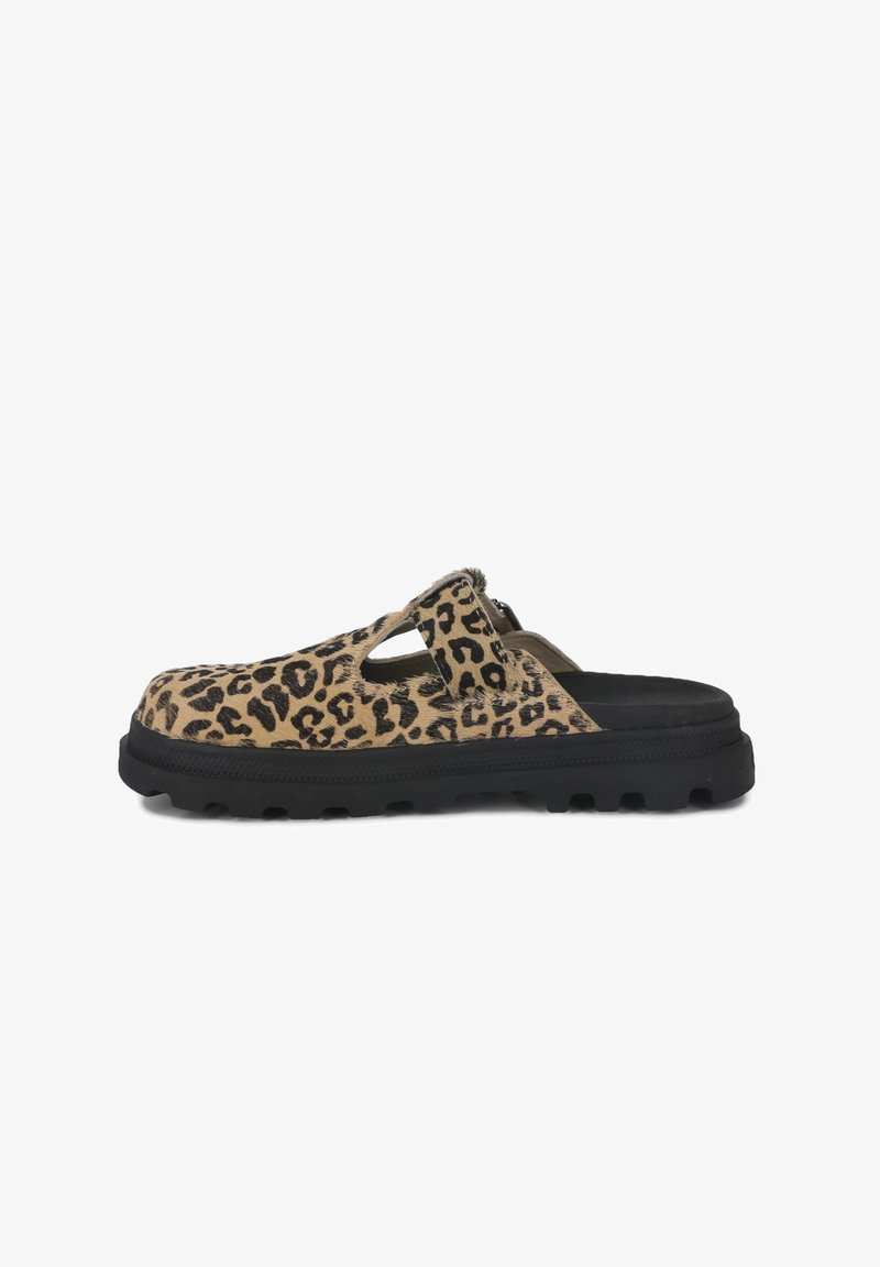 Sandales à semelle plate imprimé léopard, avec une tige en tissu doux, un design ouvert, et une semelle en caoutchouc noir durable pour l'adhérence. Bride ajustable incluse.