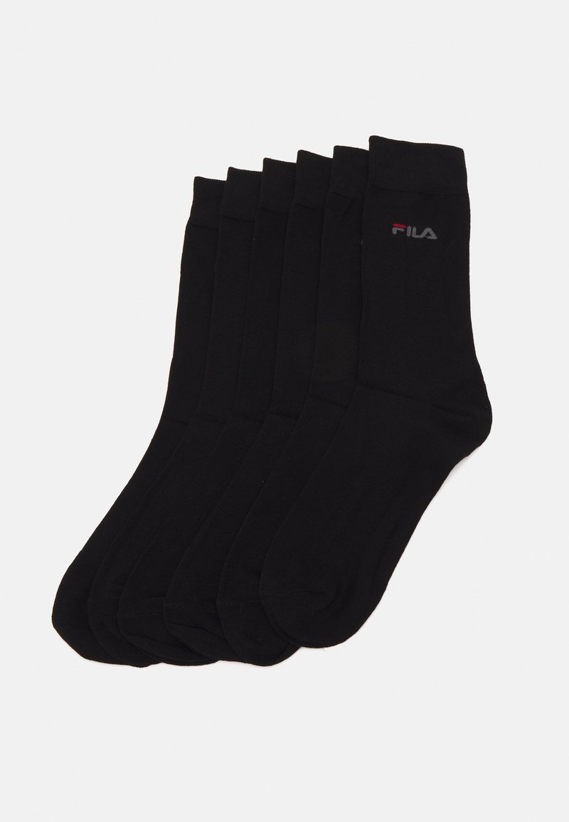 Chaussettes en coton noires, six paires, longueur mi-mollet. Présentent des bords côtelés et un petit logo FILA rouge et blanc sur le côté. Texture lisse.