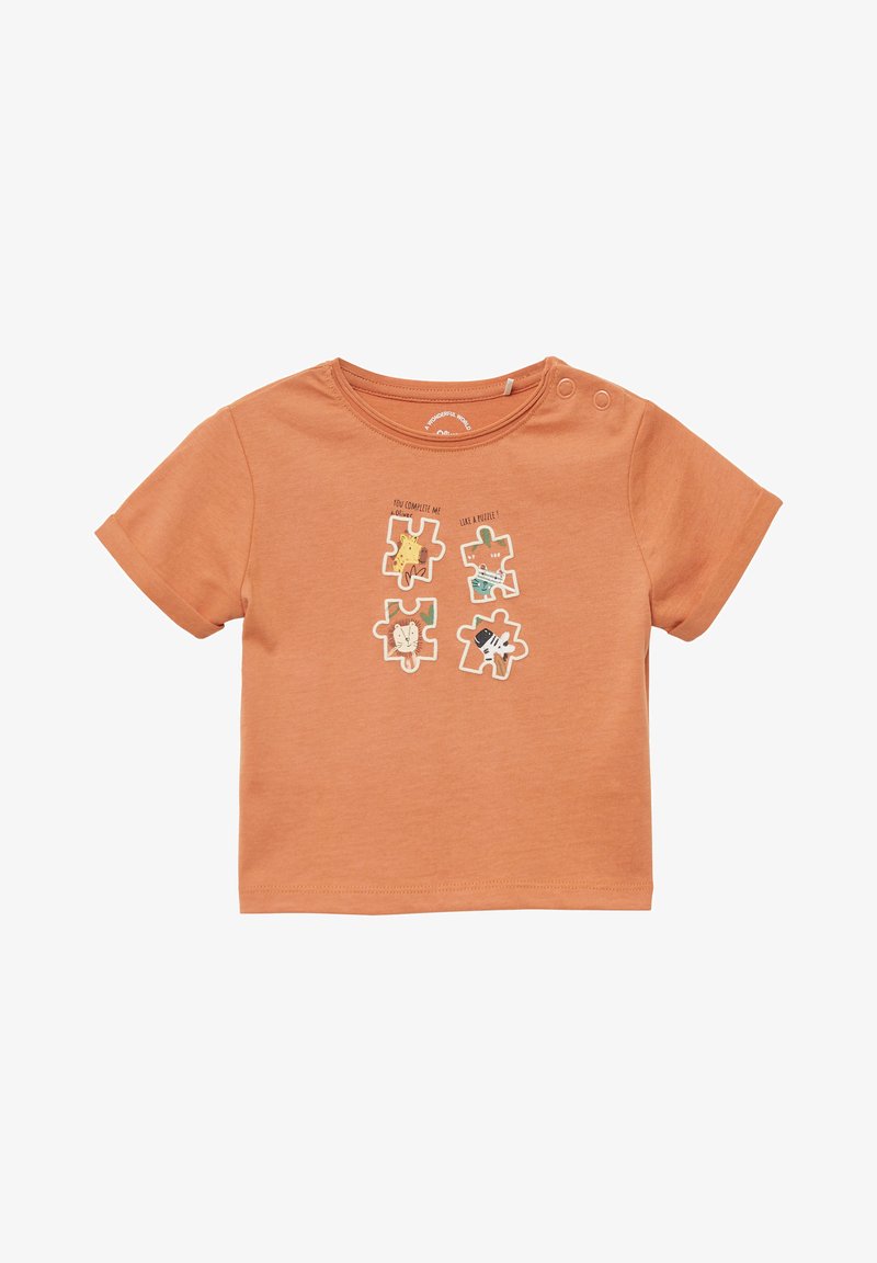 Kurze Ärmel, orange T-Shirt aus Baumwolle, mit vier Puzzlestück-Grafiken, die Tierillustrationen zeigen, und Text über jedem Stück.