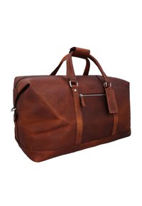 Grande borsa da viaggio in pelle marrone con due manici, una tasca frontale con cerniera e un'etichetta per il bagaglio, mostrata su sfondo bianco.