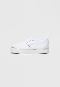 Fehér slip-on cipő, amely textúrázott felsőrésszel rendelkezik, kockás mintázattal, rugalmas oldalpanellel és fehér gumi talppal.