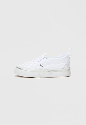 Λευκά παπούτσια slip-on με υφή στην πάνω επιφάνεια και καρώ σχέδιο, ελαστικές πλευρικές πάνελ και λευκή καουτσούκ σόλα.