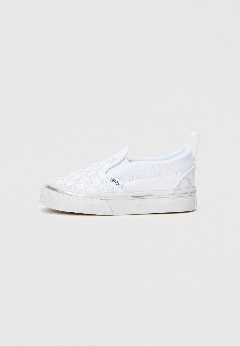 Fehér slip-on cipő, amely textúrázott felsőrésszel rendelkezik, kockás mintázattal, rugalmas oldalpanellel és fehér gumi talppal.
