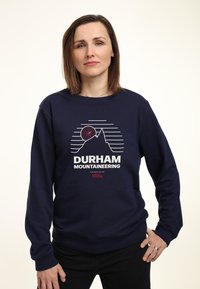 Granatowa bawełniana bluza z długim rękawem z grafiką gór, kompasem oraz napisem "DURHAM MOUNTAINEERING" w białym i czerwonym kolorze. Okrągły dekolt.
