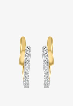 Złote i srebrne kolczyki o eleganckim, zakrzywionym kształcie z rzędem przejrzystych, lśniących kamieni po jednej stronie.