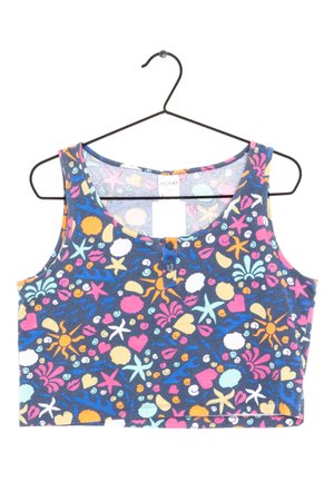 Bezrękawny crop top z kolorowymi wzorami o tematyce morskiej, w tym rozgwiazdy, muszle i serca na ciemnoniebieskim tle, zawieszony na czarnym wieszaku.