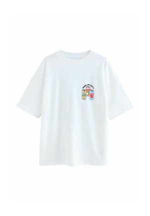 Baltas medvilninis trumpomis rankovėmis marškinėlis su spalvingu gėrimų skardinių paveikslėliu ir užrašu „Šviežia ir skanu“ priekyje.