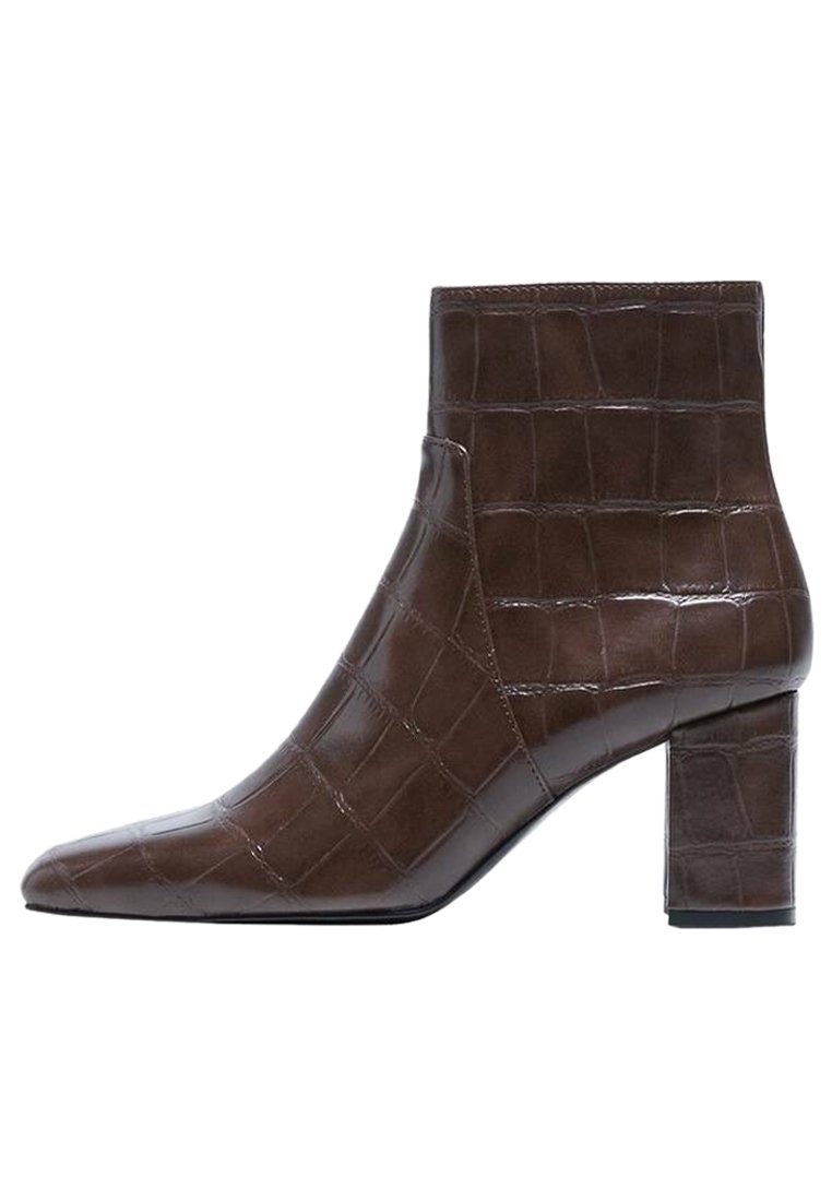 Tumma ruskea nilkkaboots, jossa on krokotiilinnahkatekstuuri, terävä kärki ja lohkopohja.