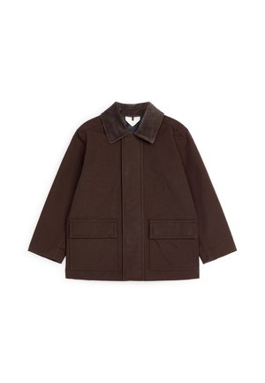 Veste marron foncé avec col en velours côtelé, manches longues, fermeture frontale et deux grandes poches à rabat en bas.
