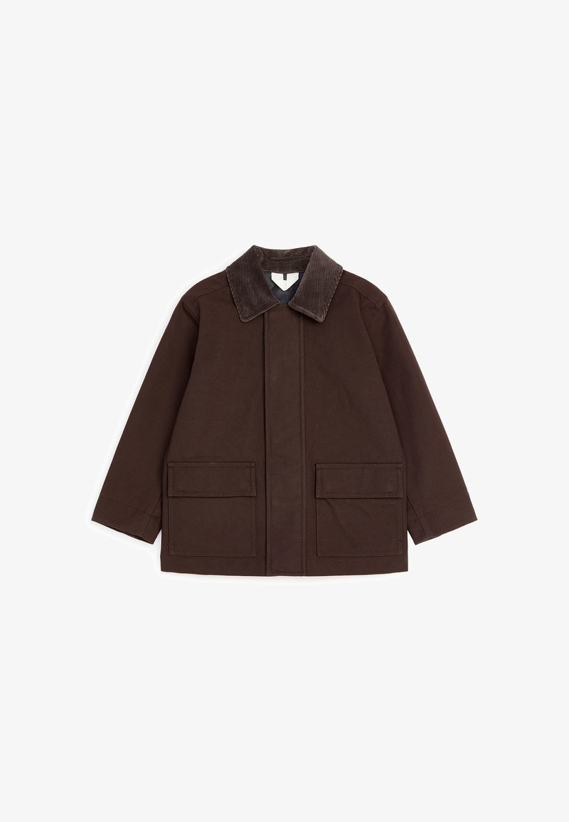 Veste marron foncé avec col en velours côtelé, manches longues, fermeture frontale et deux grandes poches à rabat en bas.