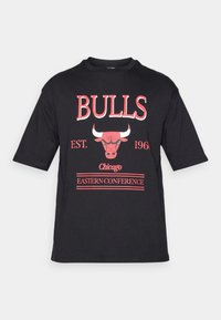 Sort T-shirt med korte ærmer og "BULLS" i røde bogstaver, med en tyre grafik og teksten "Chicago EST. 1966 EASTERN CONFERENCE".