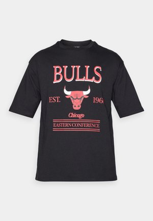 Fekete, rövid ujjú póló "BULLS" felirattal piros betűkkel, bika grafikával és "Chicago EST. 1966 EASTERN CONFERENCE" felirattal.