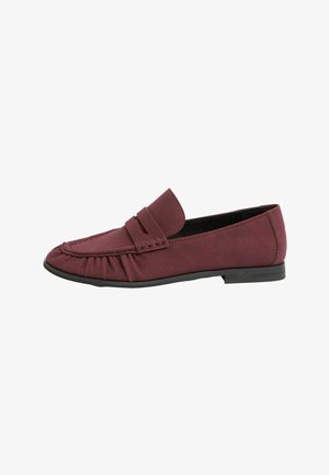 Mocasini burgundy pentru femei, cu talpă joasă neagră și bretea decorativă în față, expuși pe un fundal alb.