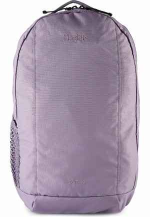 Zaino viola Haglöfs Skuta 15 con cerniera superiore e tasca laterale in rete, progettato per l'uso quotidiano.