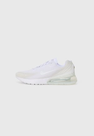 Weiße Nike Air Max 270 Sneaker mit Mesh-Obermaterial und sichtbarem Luftpolstereinheit auf einem schlichten weißen Hintergrund.