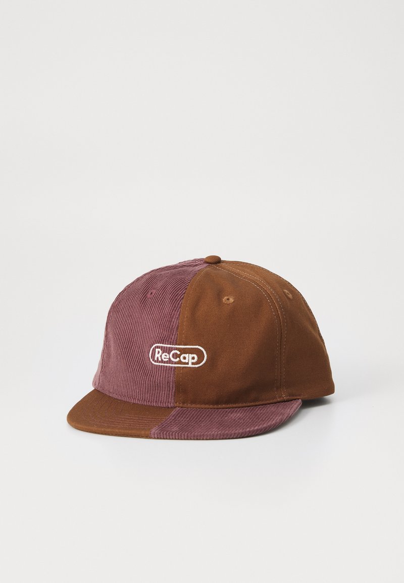 Burgundi és barna kordbársony sapka lapos karimával; elöl fehér hímzett "ReCap" logóval.