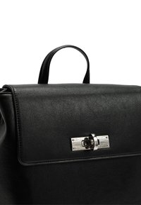 Czarna skórzana torba na ramię z górnym uchwytem i srebrnym prostokątnym zapięciem na przedniej klapie na białym tle.