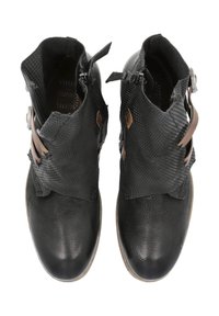 Botas de tobillo de cuero negro con una superficie texturizada, diseño asimétrico y acentos de cuero marrón, con cremalleras a los lados.