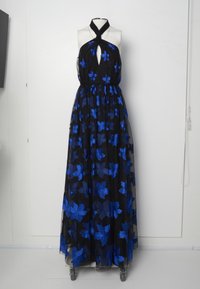 Schwarzes Maxi-Kleid mit Neckholder und blauer Blumenstickerei, das über einen Schlüsselloch-Ausschnitt und eine geraffte Taille verfügt, aus durchscheinendem Stoff.