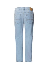 Hellblaue Jeans aus Denim, von hinten gezeigt, mit zwei Gesäßtaschen und einem kleinen braunen Markenetikett am Bund.