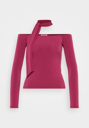 Φουξία μπλούζα μακρύ μανίκι με off-shoulder σχέδιο και λεπτομέρεια σκηνής στο λαιμό, φτιαγμένη από μαλακό, ελαστικό ύφασμα.