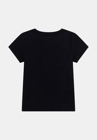 Camiseta negra de manga corta con cuello redondo, hecha de algodón suave. Su diseño limpio presenta una parte trasera simple sin patrones ni adornos.