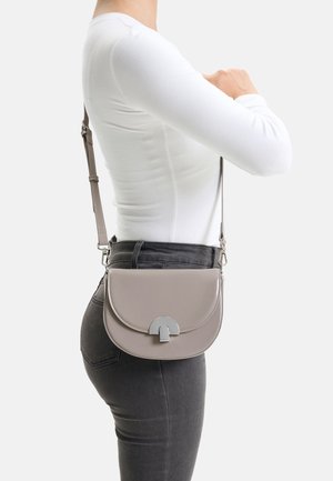 Hellgraue Leder-Umhängetasche mit abgerundetem Klappverschluss, silbernen Beschlägen und verstellbarem Riemen, seitlich getragen vor weißem Hintergrund.