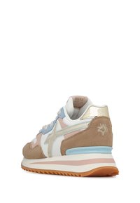 Sneaker multicolore con tomaia in suede e pelle, con accenti blu chiaro, rosa e oro su una base bianca. Suola in gomma testurizzata.