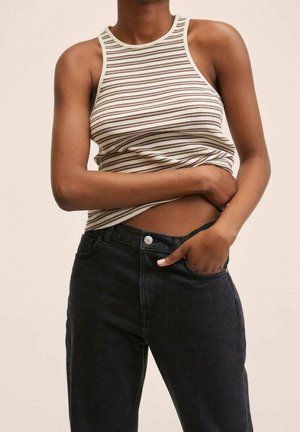 Débardeur à rayures crème et marron, avec une texture côtelée et un dos nageur, associé à un jean noir taille haute.