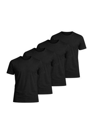 Čtyři jednoduchá černá trička s krátkými rukávy a kulatým výstřihem, uspořádaná do střídavé překrývající se kompozice na bílém pozadí.