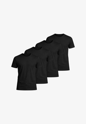 Quatre t-shirts noirs unis à manches courtes et col rond, disposés en formation décalée et superposée sur un fond blanc.