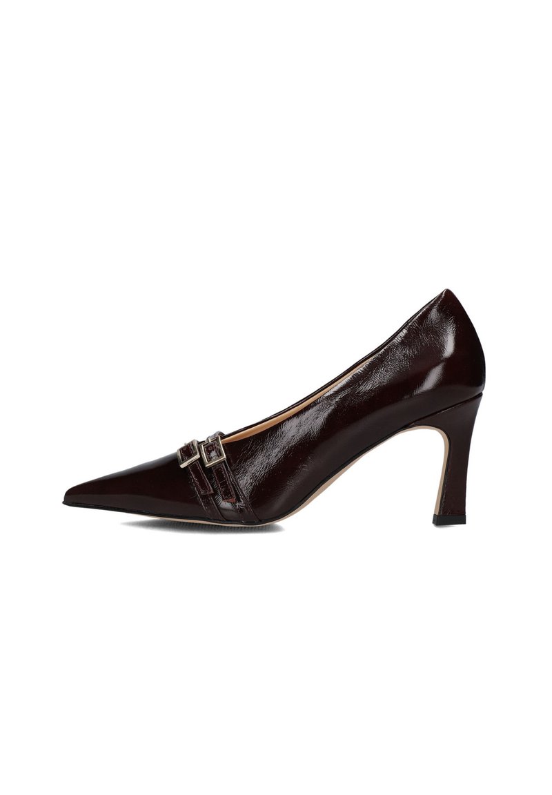 Bordeaux lakleren hoge hakken met een spitse neus, voorzien van twee banden met zilveren gespen en een elegante, gladde afwerking.