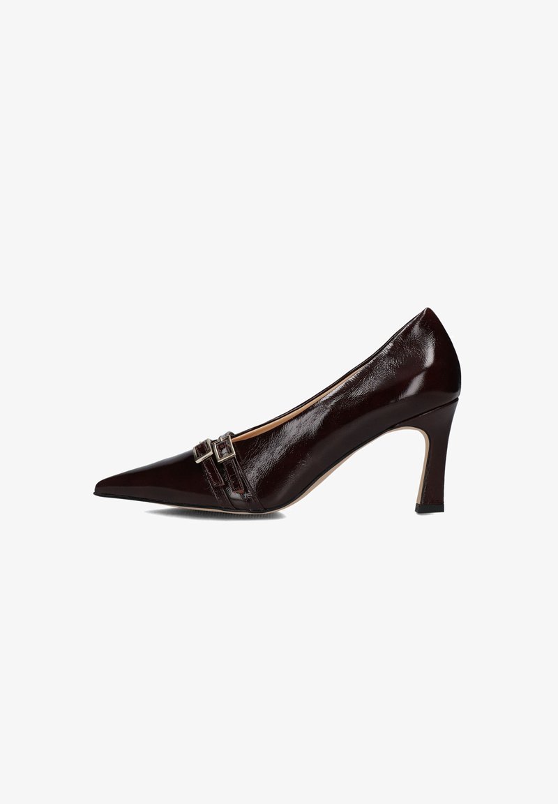 Bordeaux lakleren hoge hakken met een spitse neus, voorzien van twee banden met zilveren gespen en een elegante, gladde afwerking.