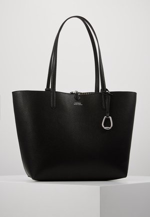 Zwarte leren shopper met een getextureerd oppervlak, dubbele schouderbanden, een zilveren ritssluiting en een kleine zilveren decoratieve hanger aan de zijkant.