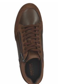 Sneaker marrone realizzato in pelle e camoscio. Presenta lacci, una cerniera laterale e una soletta imbottita. Marchio Geox sulla soletta.