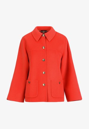 Rdeč volneni suknjič s širokimi rokavi, ostro ovratnico, šestimi zlati gumbi spredaj in dvema sprednjima žepoma z gumbnimi zapiranji.