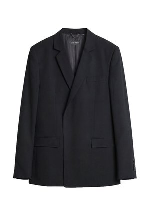 Blazer nero da uomo monopetto con rever a lancia, tre bottoni sui polsini, tasche con patta e taschino sul petto, appeso su sfondo bianco.