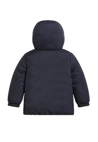 Giacca imbottita con cappuccio di un blu navy scuro, con maniche lunghe e polsini elasticizzati, mostrata da dietro su uno sfondo bianco.